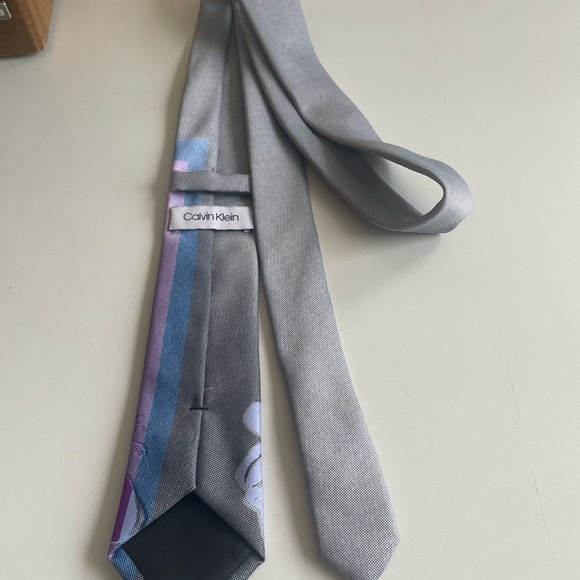Men’s Calvin Klein Tie with abstract print. Dapper Sleek Contemporary - Picture 6 of 6